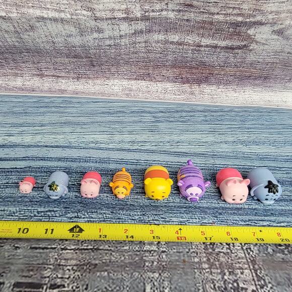 Disney Tsum Tsum winnie the Pooh figs 8 pieces vinyl 3 different sizes - Picture 1 of 7